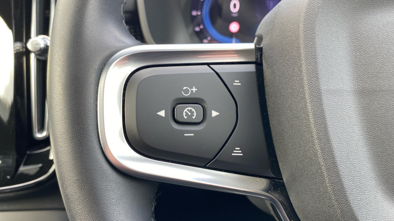 Volvo XC40 2.0 B3P Ultimate Dark 5dr Auto Petrol Estate